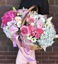 Цветочная композиция из Розы, Хризантемы, Пионы и Лизиантусы в корзине в Агалатово