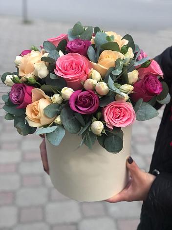 Цветочная композиция из Розы в шляпной коробке в Агалатово