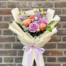 Букет цветов из:  Лизиантусы и Розы в Агалатово