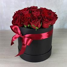 Цветочная композиция из Розы в шляпной коробке в Агалатово